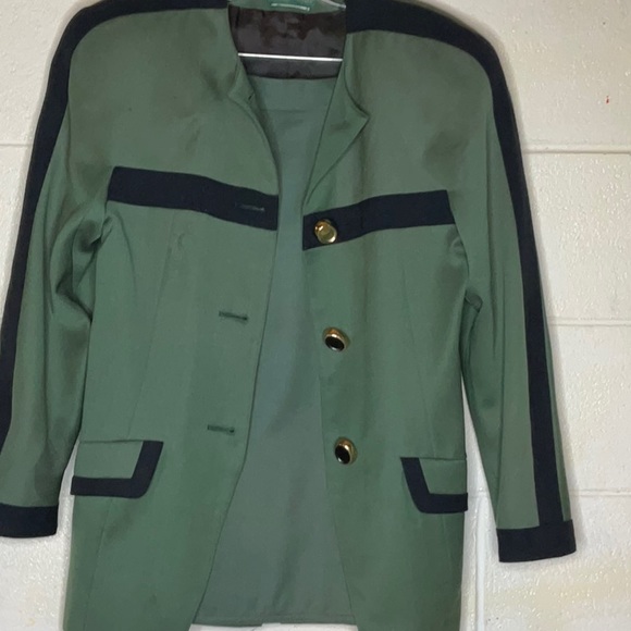 A lightly worn Harve’ Bernard women’s two piece suit . Very well made in a Sz.6. - Picture 2 of 16